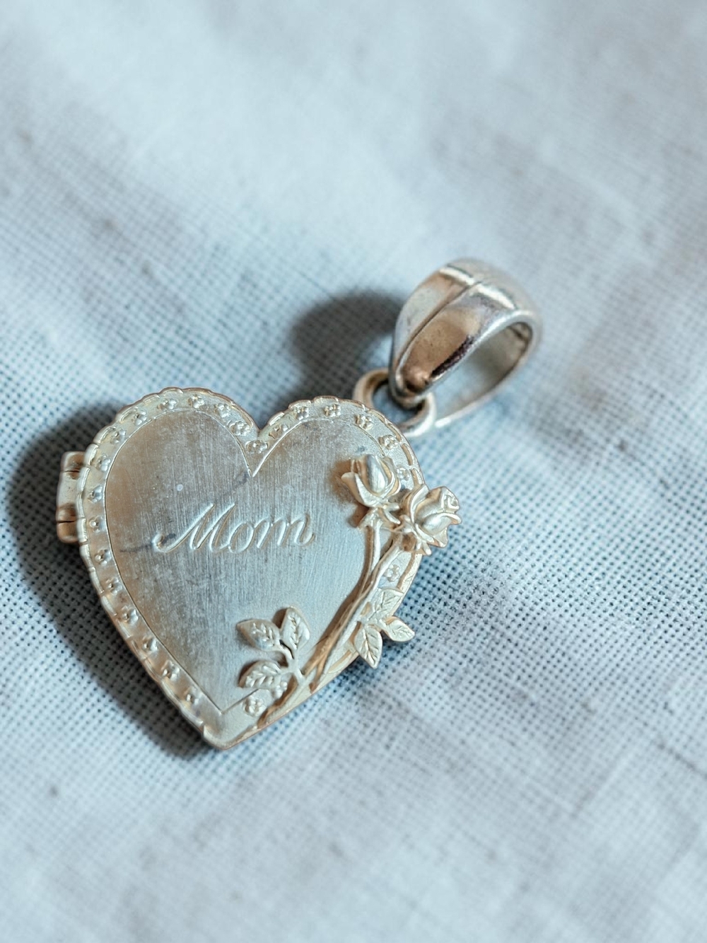 Vintage Gold 'Mom' Heart Locket Pendant - Sterling-Inspired Floral Charm